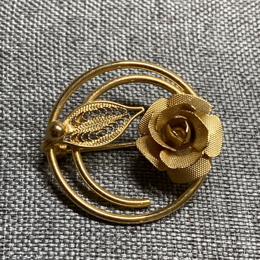 Sarah Coventry Perfect Rose & Filigree Brooch